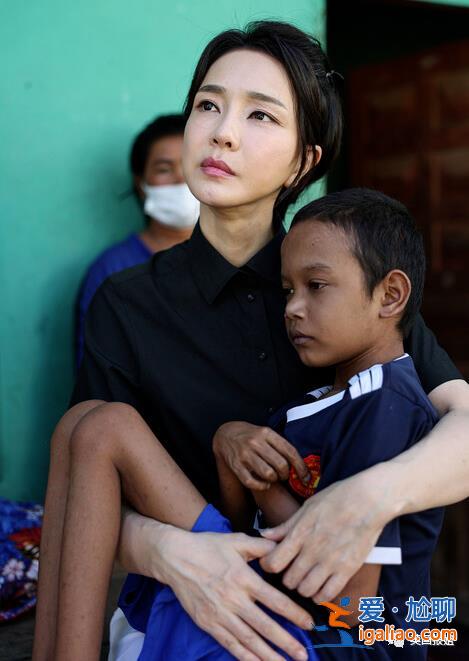韩第一夫人被指模仿女神赫本 屡次引争议是韩政府转移注意力的手段？？