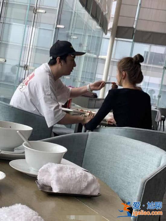 王思聪又换新女友？和妹子吃饭亲密喂食，被网友认出是网红甜仇