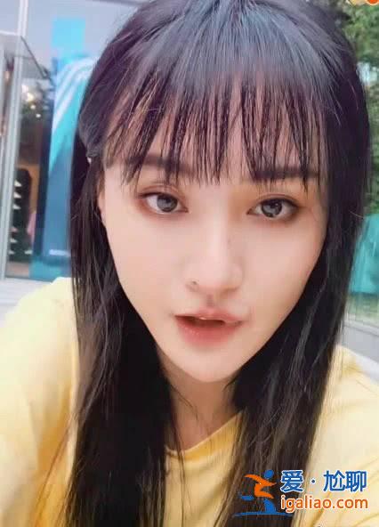 郑爽坐路边自拍是怎么回事 郑爽被网友喊话偶像包袱掉了