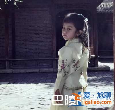 李小璐一家出游甜馨变古典美女 王源亲吻甜馨图片曝光？