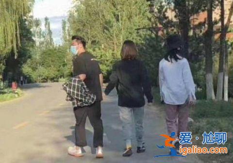 网友偶遇郑恺苗苗逛公园,苗苗身材丰满疑似怀孕
