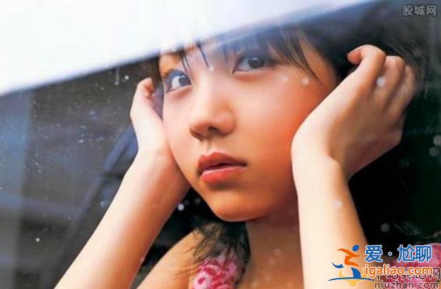 鲍毓明性侵养女案后续：巧辩与养女是恋人关系，构成强奸案证据不足