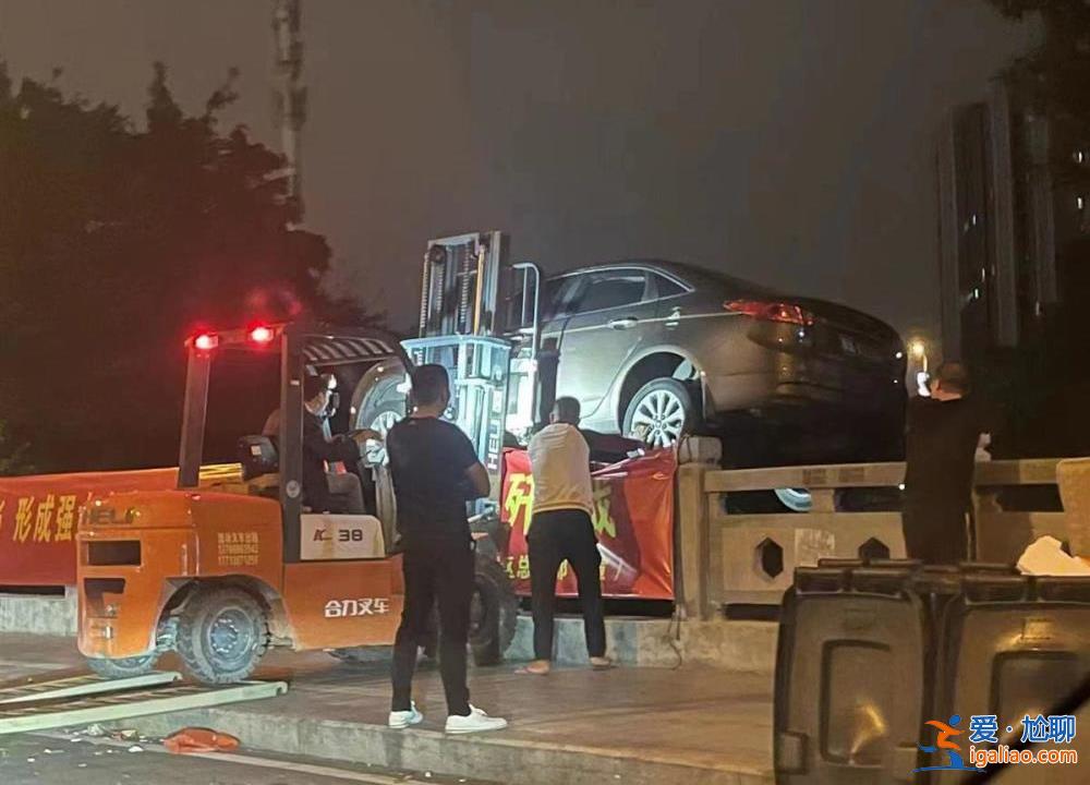 男子叫叉车将占位车辆扔进河里 为什么不少网友叫好？？