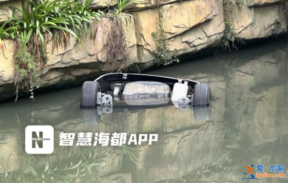 男子叫叉车将占位车辆扔进河里 为什么不少网友叫好？？