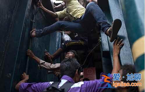 印度的“挂火车”弱爆了！来看看孟加拉的！？
