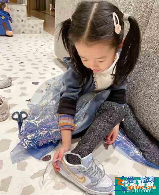 陈赫首晒大女儿露脸照 五官精致公主范十足？
