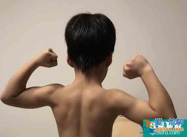 谢楠晒6岁儿子手臂线条 背部肌肉已见雏形？