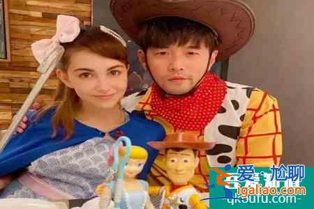 周杰伦全家cos亚当斯一家 周杰伦全家扮万圣节魔女家族？