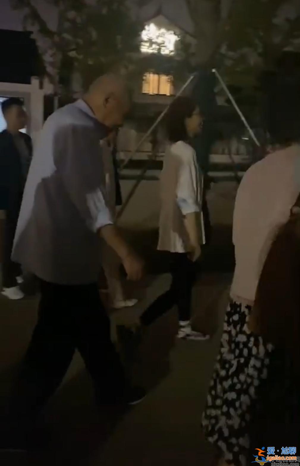 赵又廷带父母探班高圆圆 夫妻俩穿着朴素