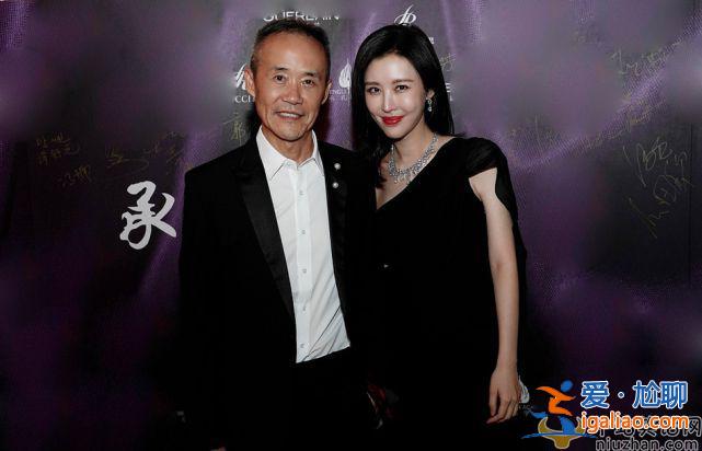 王石田朴珺带娃在商场逛街购物 女儿软萌可爱