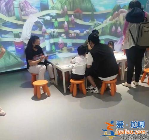 陈思诚离婚后 陪5岁儿子游乐园游玩罕见同框