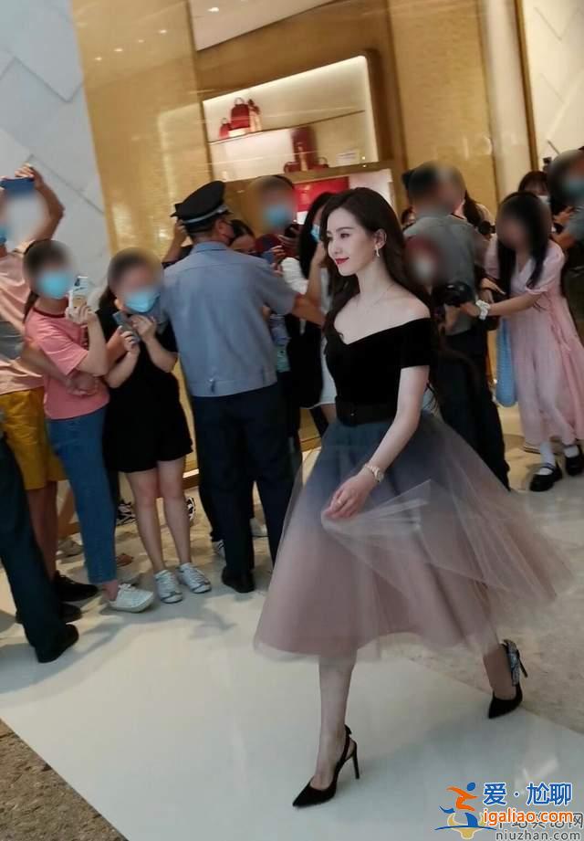 刘诗诗生图，穿藕粉渐变裙好少女，气质卓越笑容甜，完美!