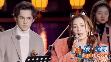 张雨绮与男友牵手吃火锅 年下恋真的太甜啦！