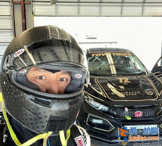 吴彦祖晒赛车合影 网友：脸被挤变型神似成龙