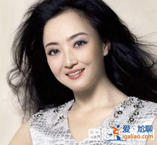 她曾苦苦暗恋王志文，一婚闪婚闪离，二婚终获幸福？