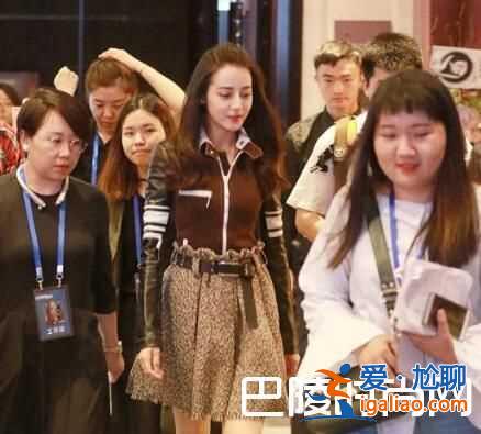 热巴大热天穿皮衣秀美腿露白嫩肌肤 疾走与助理聊天心情好？