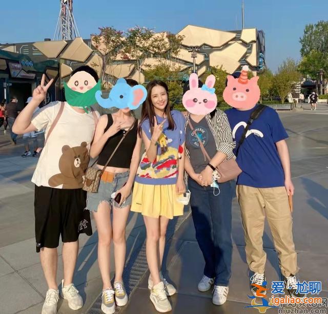 佟丽娅逛游乐园被偶遇 身着短裙双腿细如竹竿