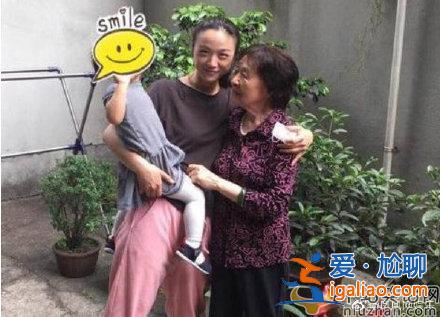 汤唯罕晒5岁女儿近照 牵着外公逛公园乖巧可爱