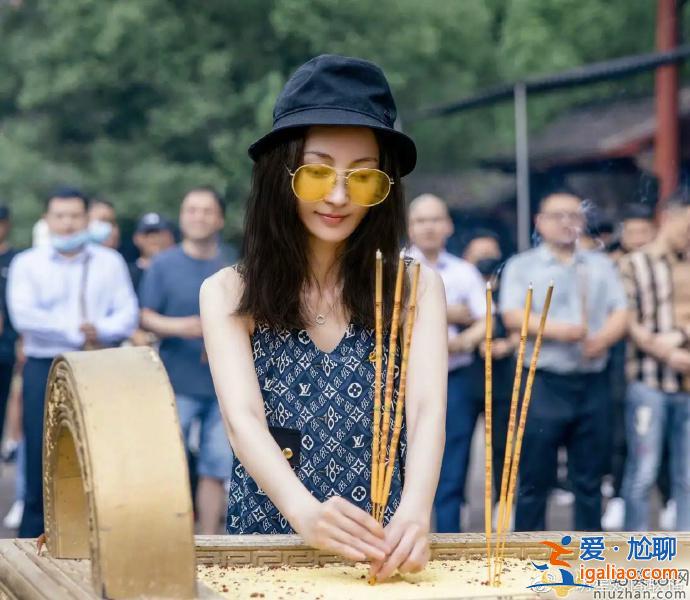 姚笛深夜被异性朋友亲额头，然后摸头告别