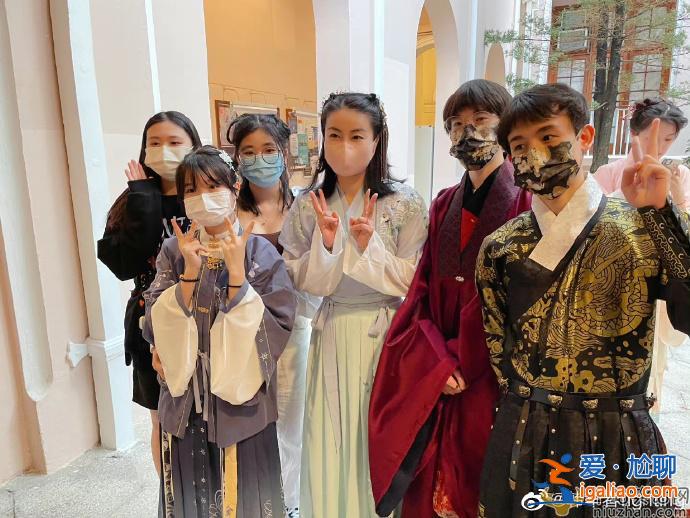 郭晶晶霍启刚穿汉服照是怎么回事？两人的汉服照都好看！ ​