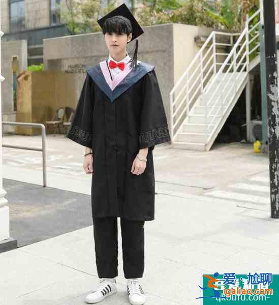 学士服垂布的颜色有什么讲究 学士服领带怎么穿？