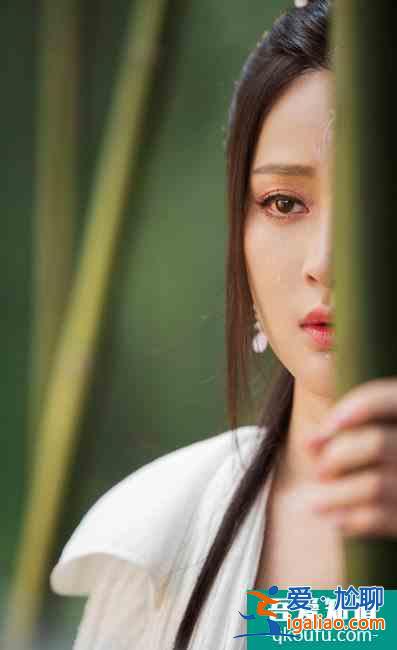 甘婷婷新片《花神绛妃》曝唯美剧照 演绎花神缱绻柔情？