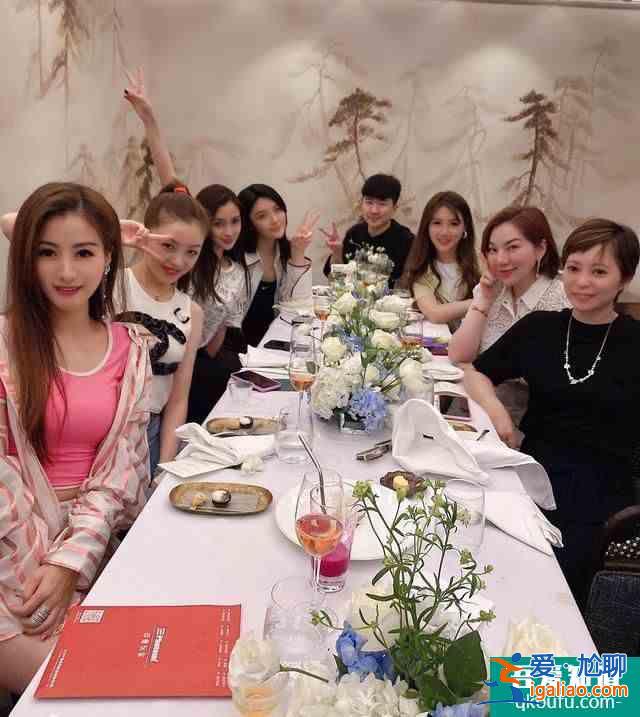 Angelababy回应合照站位 和朋友合照不用介意站哪里？
