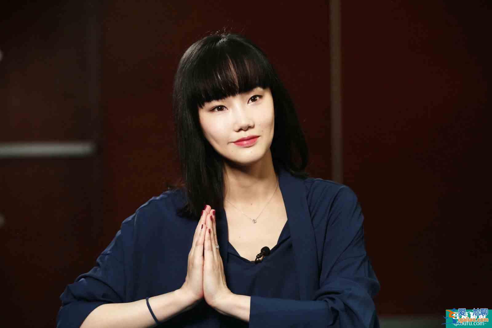 黄龄摔下舞台 工作室回应伤势无大碍？