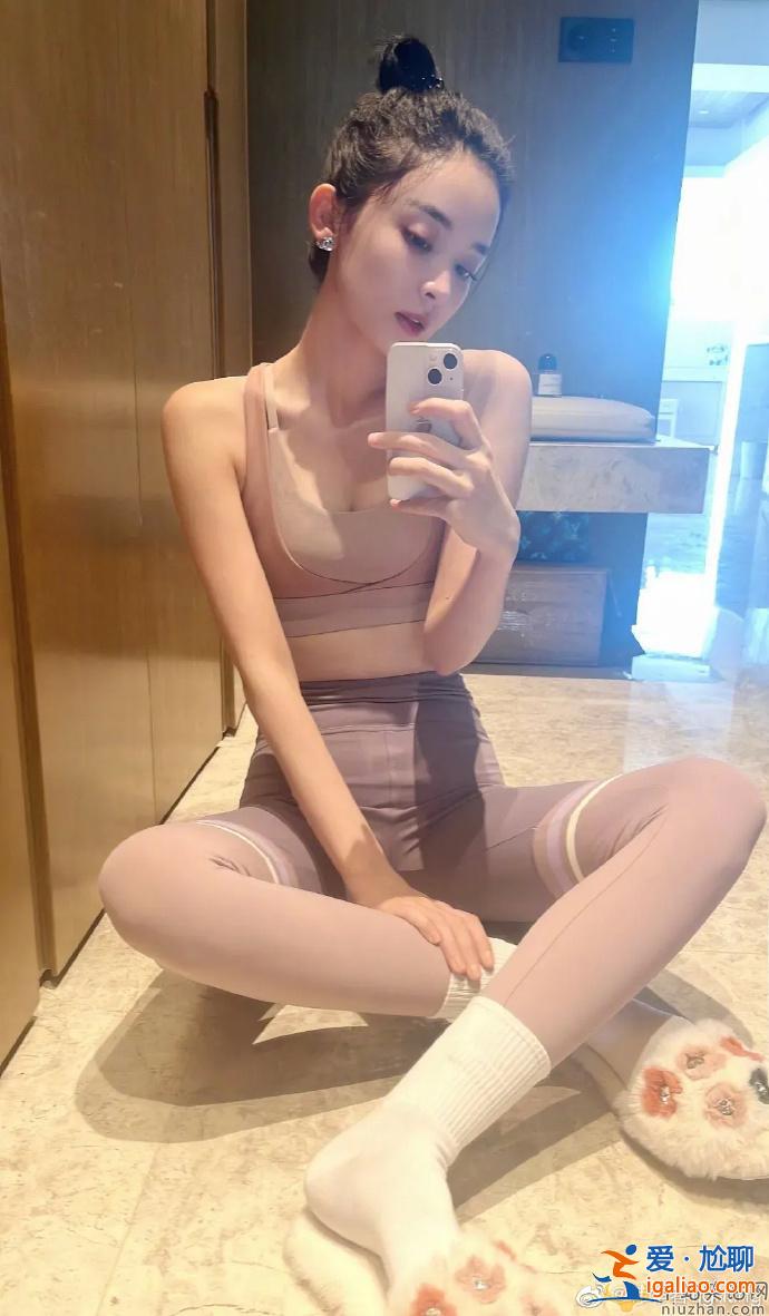 古力娜扎晒出一组健身照 穿紧身衣对着镜头自拍美出新高度