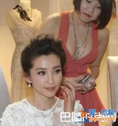 44岁李冰冰被翻译抢镜 气质白裙不敌真空火辣女翻译？