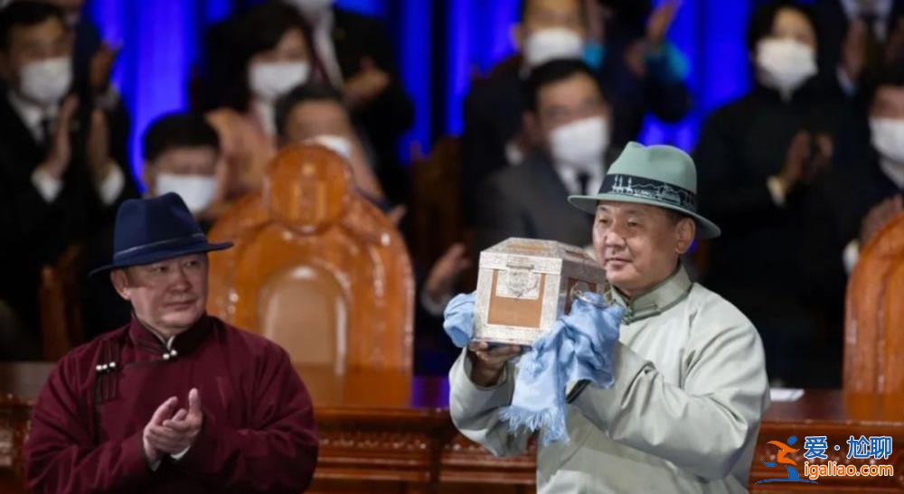 邻国“硬汉总统”来访！他的宠妻故事太好嗑了？