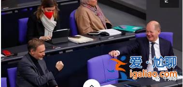 这个冬天很难熬 欧洲政界都在室内穿着大衣羽绒服上班了？