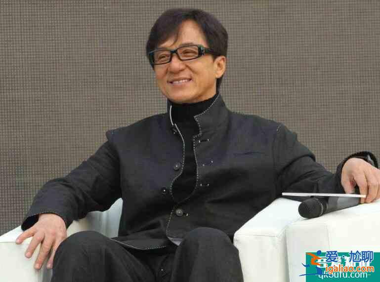 66岁成龙在家跪着擦地板 网友：反差萌实在是太大了？