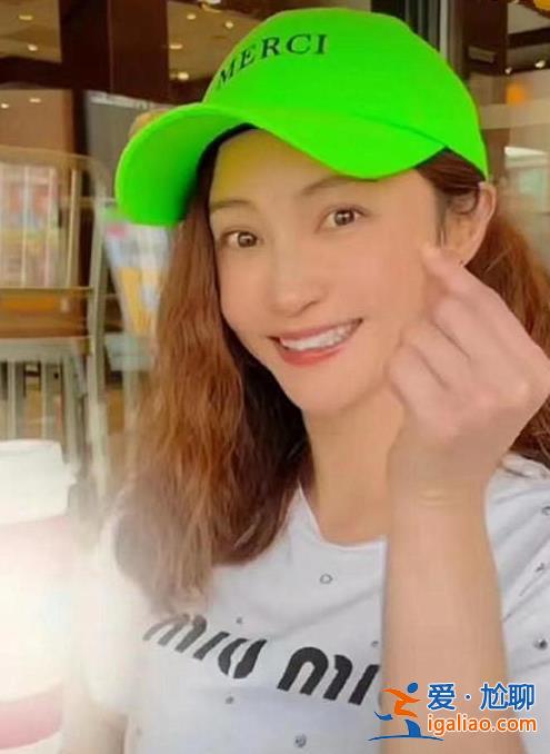 姚笛发文自嘲，要想生活过得去头上必须配点绿