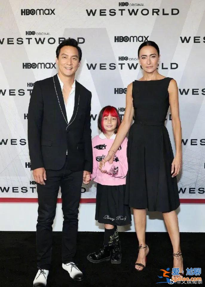 吴彦祖一家三口走红毯！9岁混血女儿染红发曝光