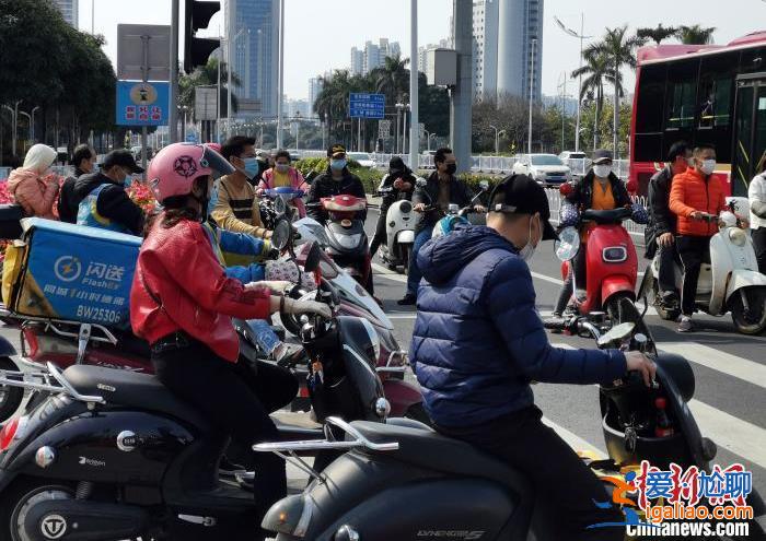 多地明确骑电动自行车须戴头盔 有城市免费赠送？