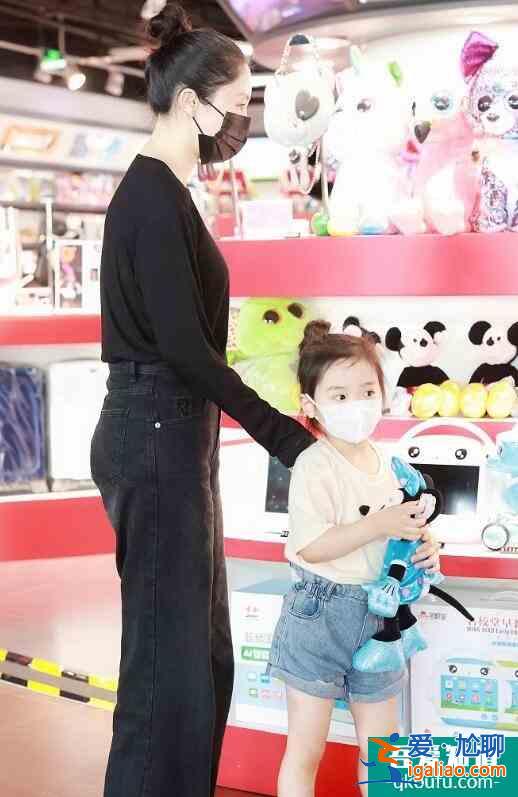 董璇素颜现身 扎丸子皮肤白嫩细腻状态似少女？