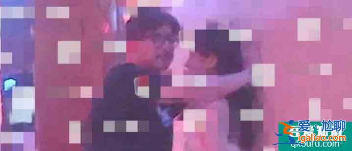 王岳伦与女子亲密 两人甚至有牵手、搂抱等亲昵行为？