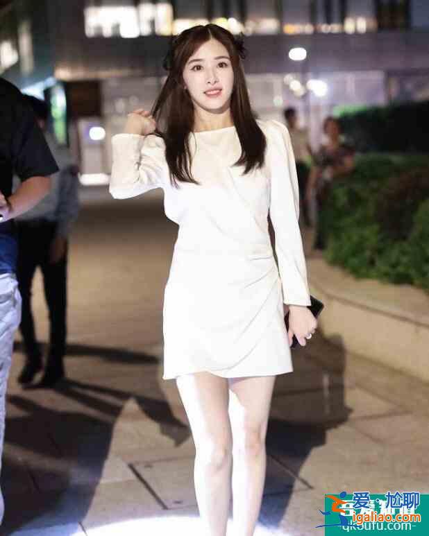 张含韵穿白裙清纯动人 全程甜笑似仙女下凡一般？