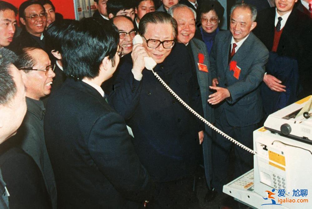 江泽民同志生平照片？
