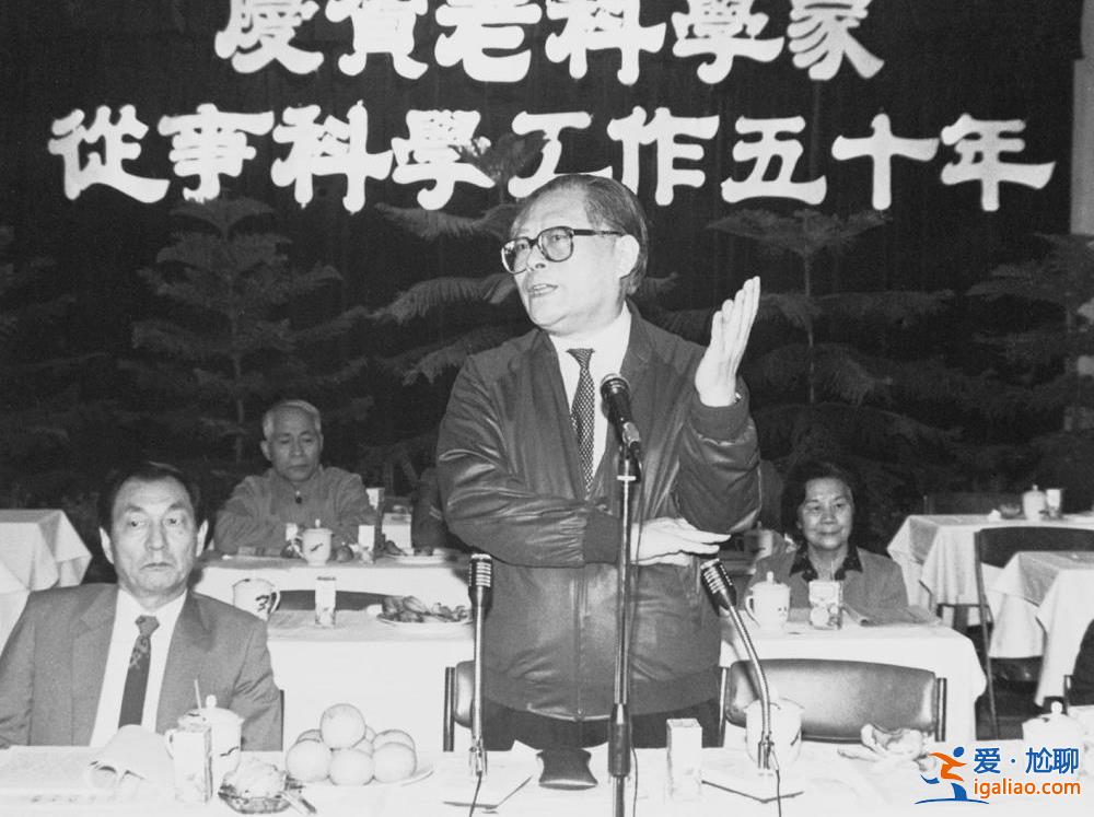 江泽民同志生平照片？
