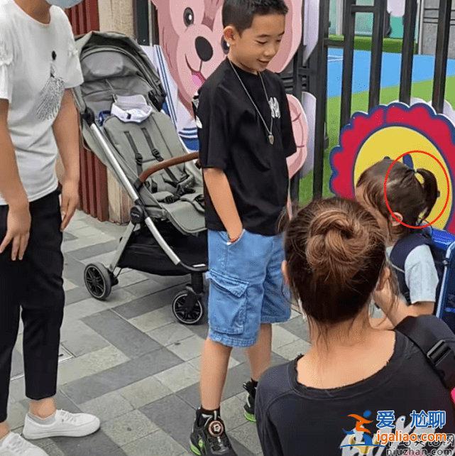 网友偶遇应采儿带俩儿子逛街 Jasper阳光帅气hoho软糯可爱