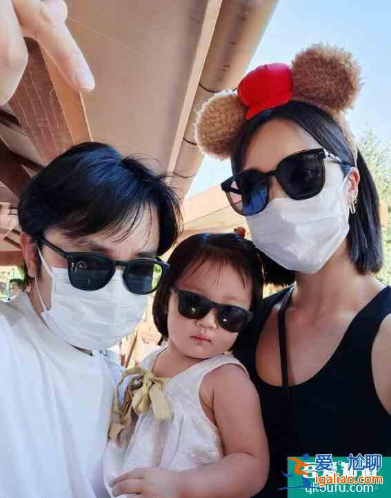 王祖蓝带妻女游迪士尼 一家三口对镜灿笑温馨美满？