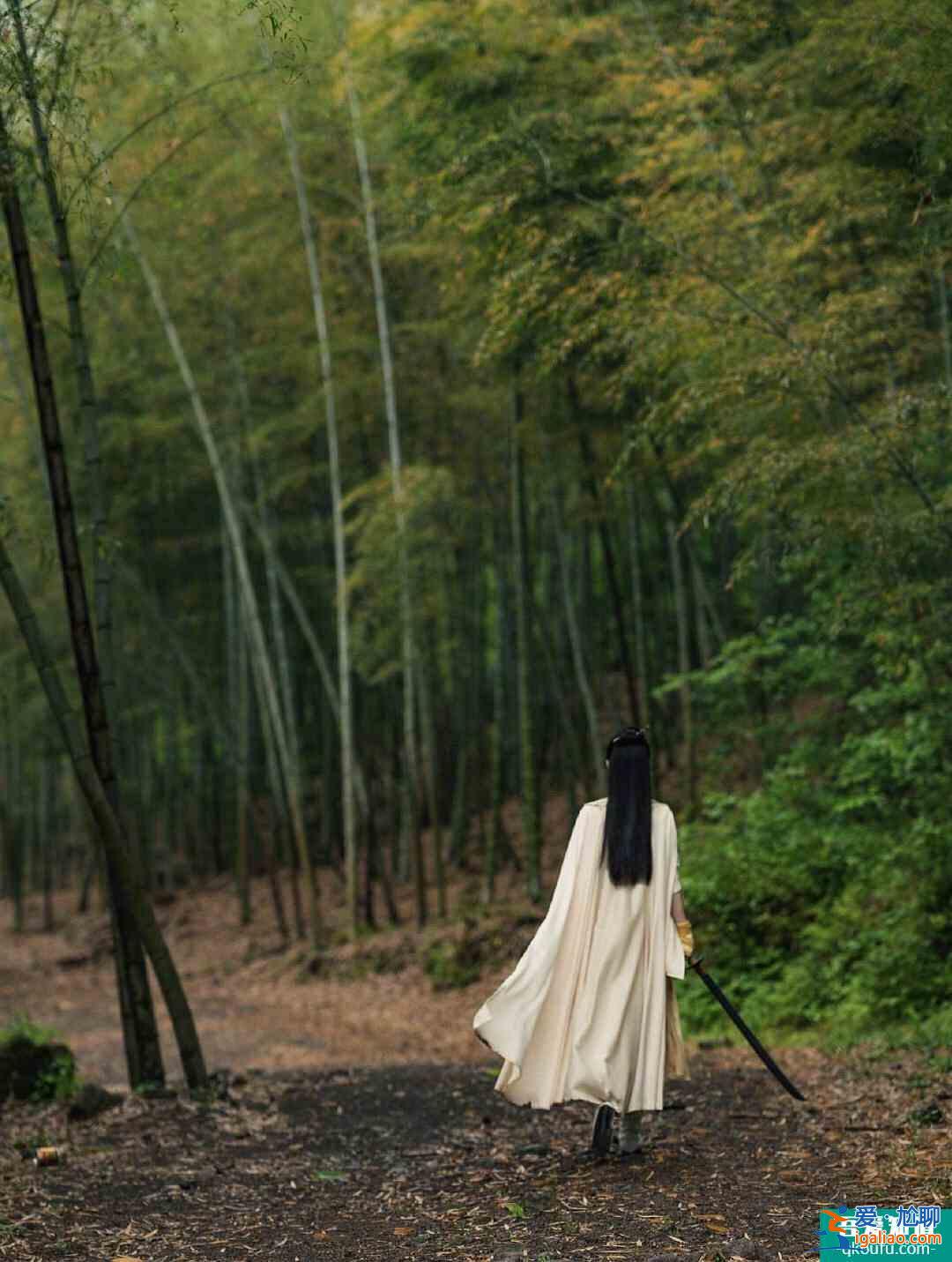 《有翡》正式宣布杀青！赵丽颖现场激动落泪，王一博开心比赞？