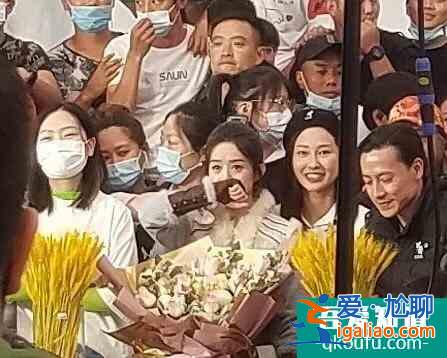 《有翡》正式宣布杀青！赵丽颖现场激动落泪，王一博开心比赞？