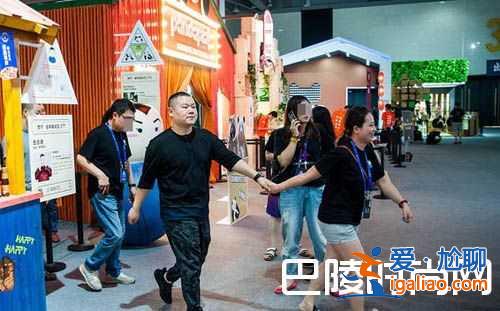 岳云鹏罕见携妻现身 发文称思念大学初恋晒照为妻子庆生？