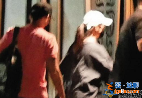 44岁男星温升豪被曝婚内出轨 出租车依偎缠绵 还相拥回家