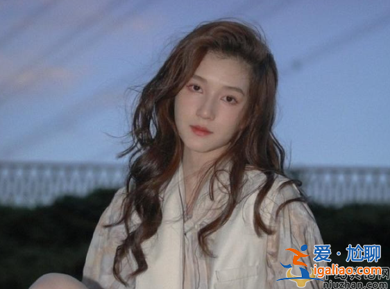 陈思诚带一位红衣美女与友人聚餐  陈思诚新女友身份被扒