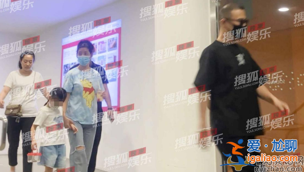 汪峰带俩女儿逛街 小苹果腰细腿长似超模 醒醒扎小辫太可爱