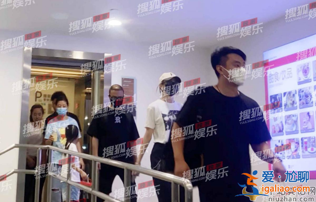 汪峰带俩女儿逛街 小苹果腰细腿长似超模 醒醒扎小辫太可爱